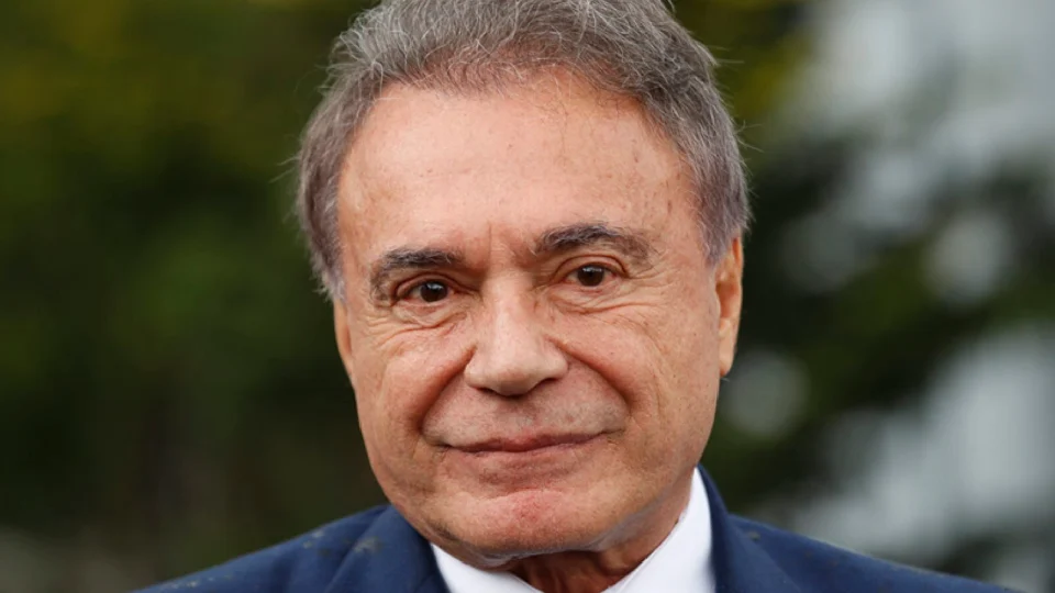 Alvaro Dias diz que candidatura ao Senado em 2026 dependerá das articulações para formar uma ampla aliança política no Paraná.