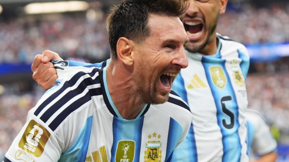 Messi marca duas vezes em vitória argentina e se isola como maior artilheiro das Copas