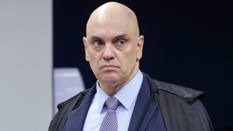 Moraes pede que Fachin defina relator de pedido de investigação contra Bolsonaro e Flávio