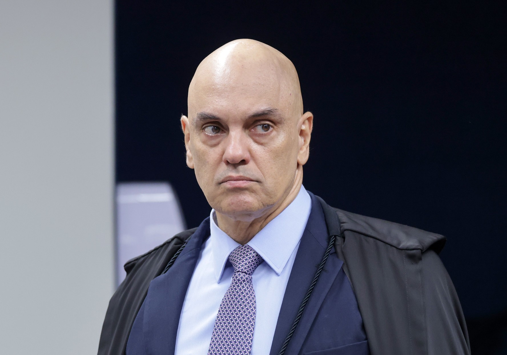 Moraes envia a Fachin pedido de investigação contra Bolsonaro e Flávio