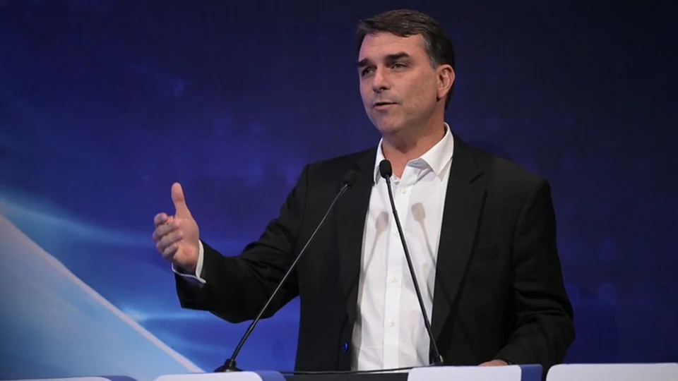 Flávio Bolsonaro participou de evento da CNI em Brasília