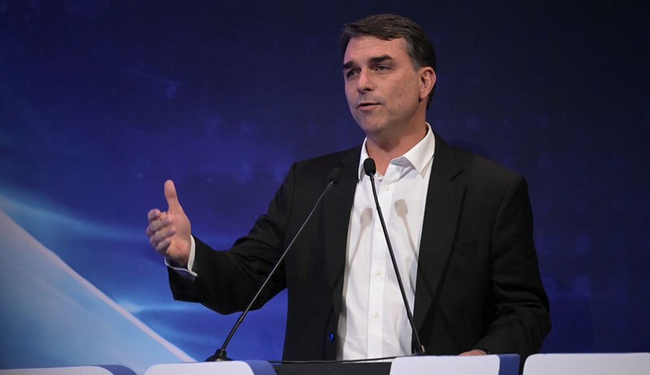 Flávio Bolsonaro apresenta queixa-crime no STF contra André Janones por injúria
