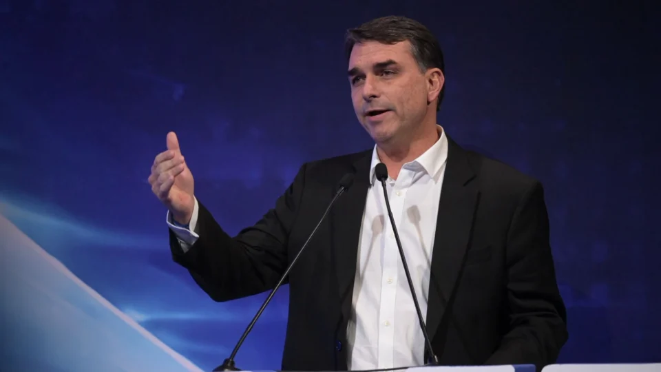 Flávio Bolsonaro participou de evento da CNI em Brasília