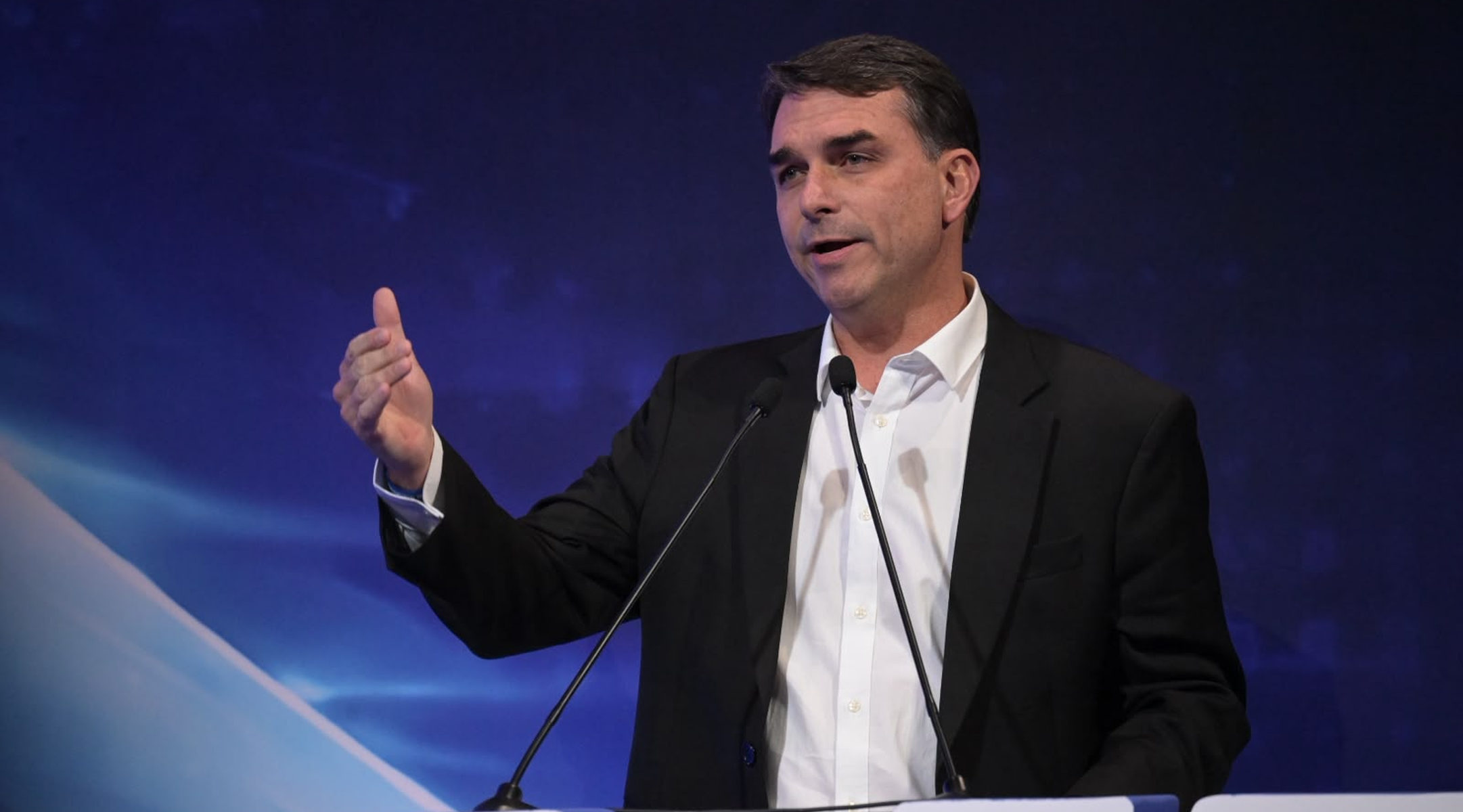 Flávio promete reduzir impostos e diz que Brasil voltará a ter relações “pragmáticas” com os EUA