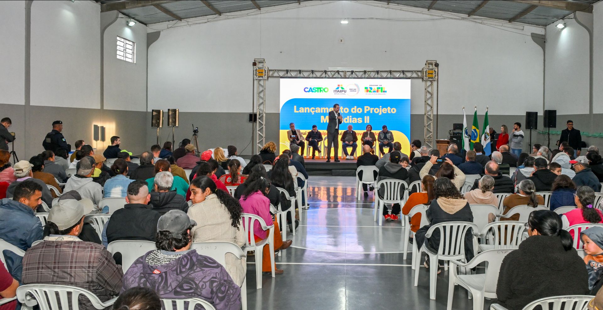 Público acompanha a cerimônia de assinatura do convênio entre Itaipu e Prefeitura de Castro, que viabilizará a construção de 100 moradias para famílias que vivem em áreas de risco no município.