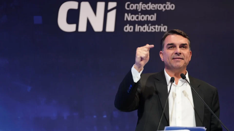 Flávio Bolsonaro diz que STF parece uma “delegacia de polícia”