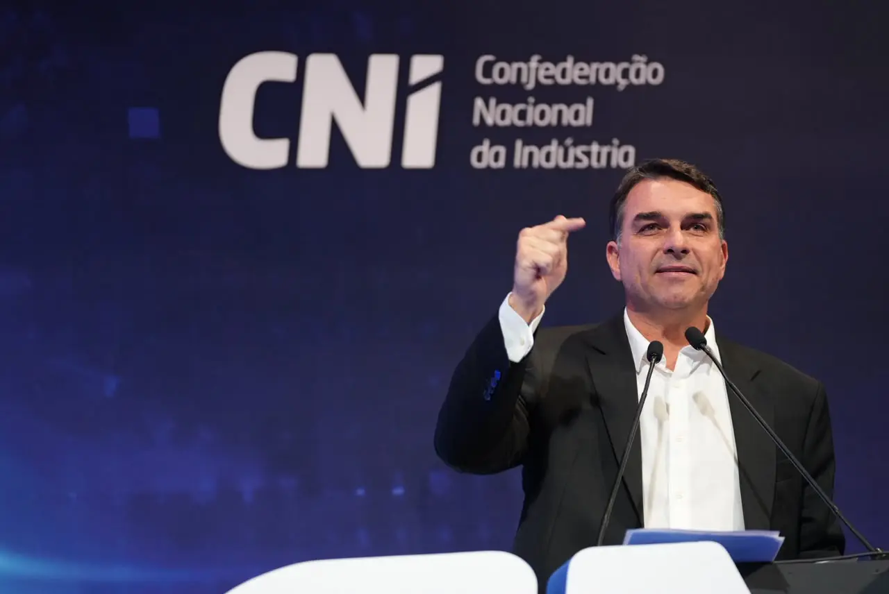 Flávio Bolsonaro diz que STF parece uma “delegacia de polícia”