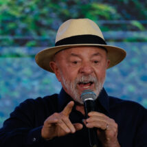 Político honesto não está dentro de mim, está dentro de vocês, diz Lula a estudantes Político honesto não está dentro de mim, está dentro de vocês, diz Lula a estudantes