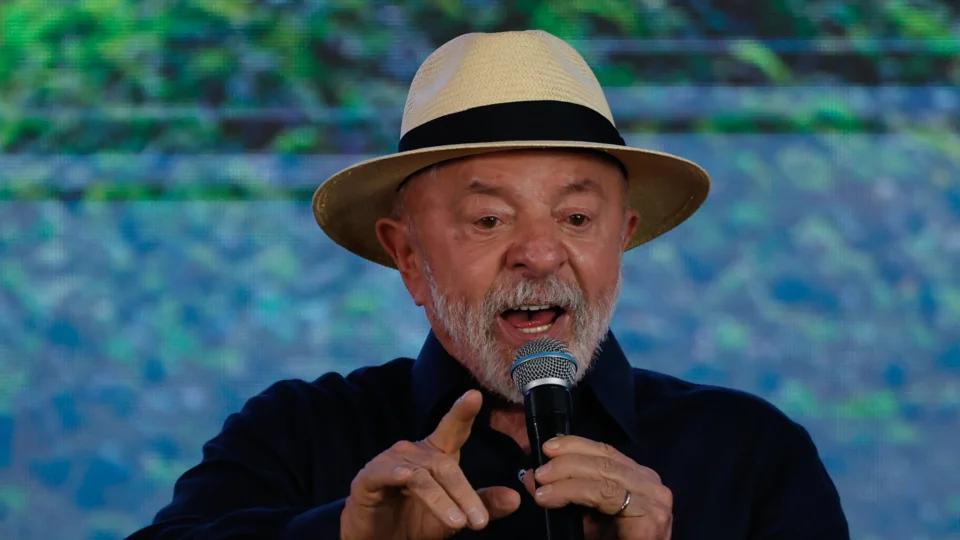 Político honesto não está dentro de mim, está dentro de vocês, diz Lula a estudantes