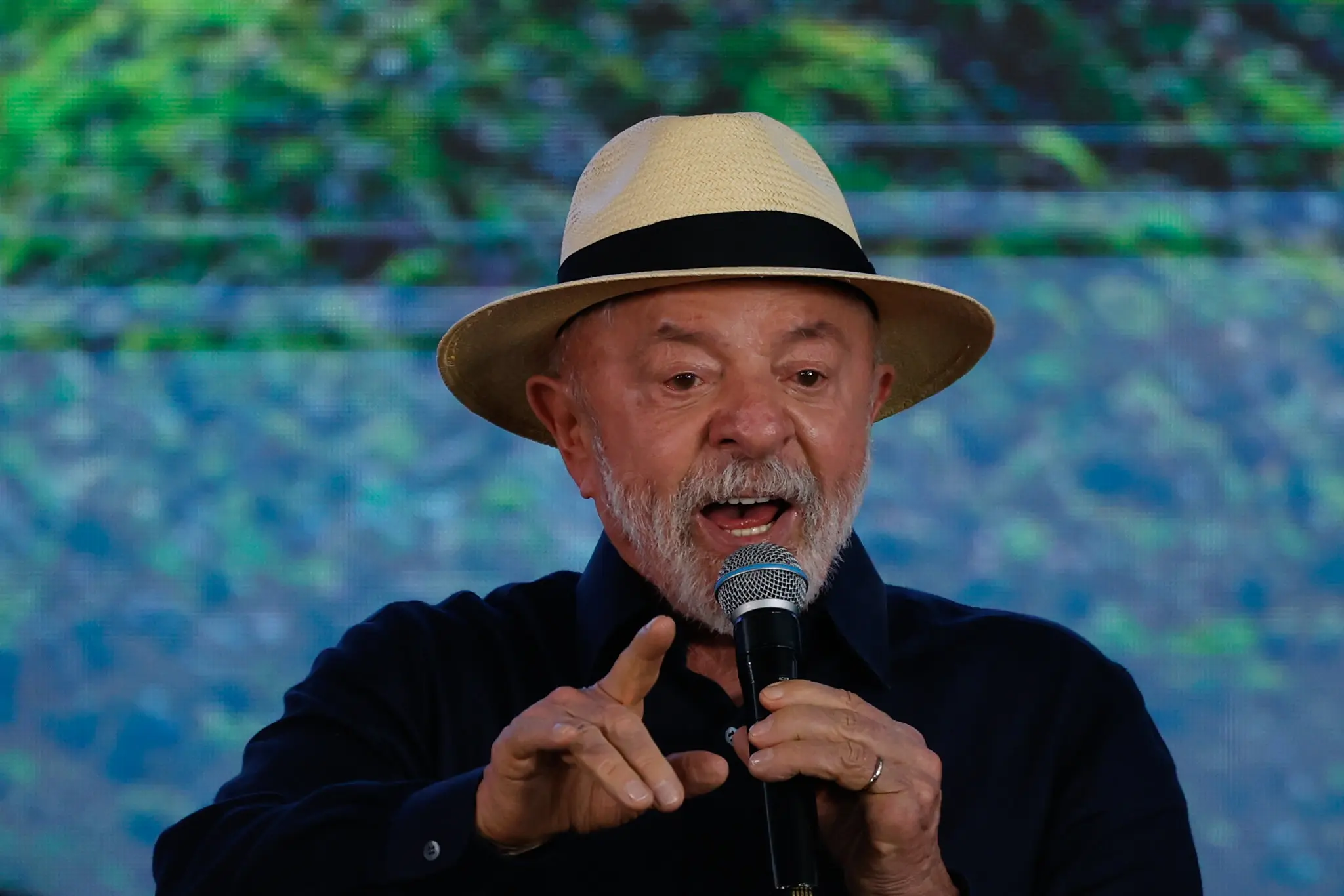 Político honesto não está dentro de mim, está dentro de vocês, diz Lula a estudantes