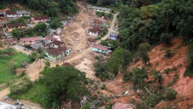 Enchentes e deslizamentos marcaram o litoral do Paraná nos últimos anos e reforçam ações de prevenção para o próximo período chuvoso.
