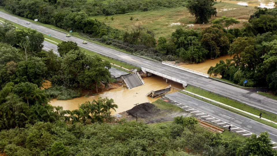 A força das chuvas de 2011 derrubou uma ponte na BR-277 e isolou parte do litoral paranaense.