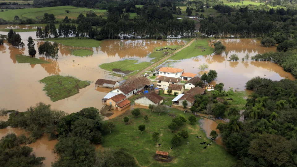 Simulados de evacuação preparam moradores e equipes de emergência para situações de enchentes e deslizamentos no litoral do Paraná.