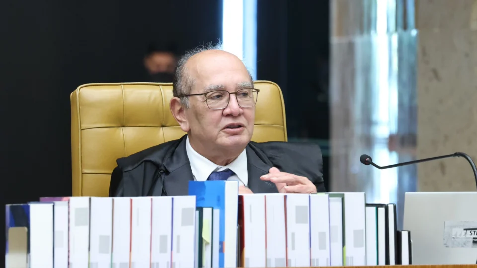 Ministro diz que proposta é movida por "interesses corporativos" e defende proibição total por PEC.