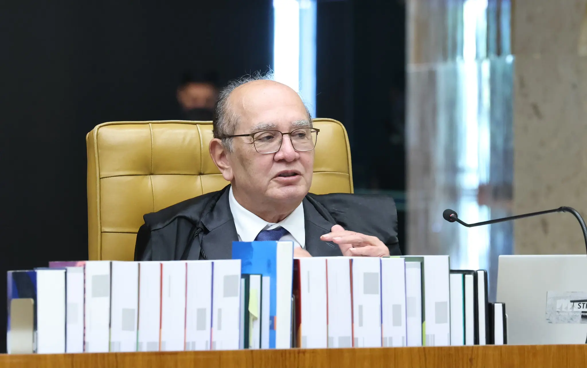 Ministro diz que proposta é movida por "interesses corporativos" e defende proibição total por PEC.