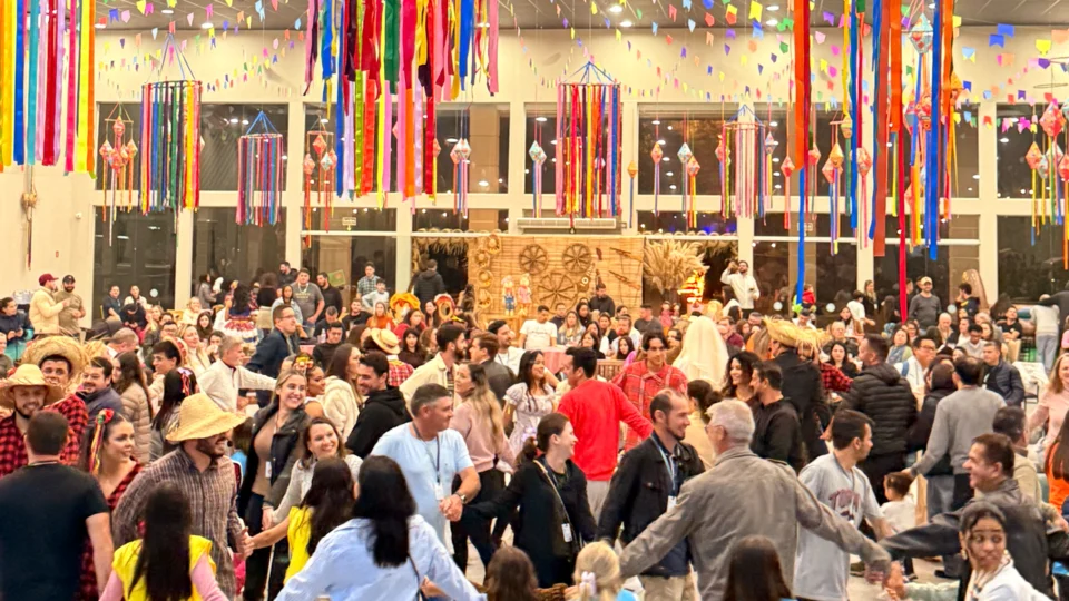 Hóspedes participam das atrações do Arraiá 2026, que leva música, brincadeiras típicas e gastronomia junina para diferentes espaços do Lagos de Jurema.