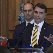 Flávio Bolsonaro pede para falar contra tarifas em audiência nos EUA Senador se apresentou como pré-candidato à Presidência e prometeu mais diálogo em "governo reformista".