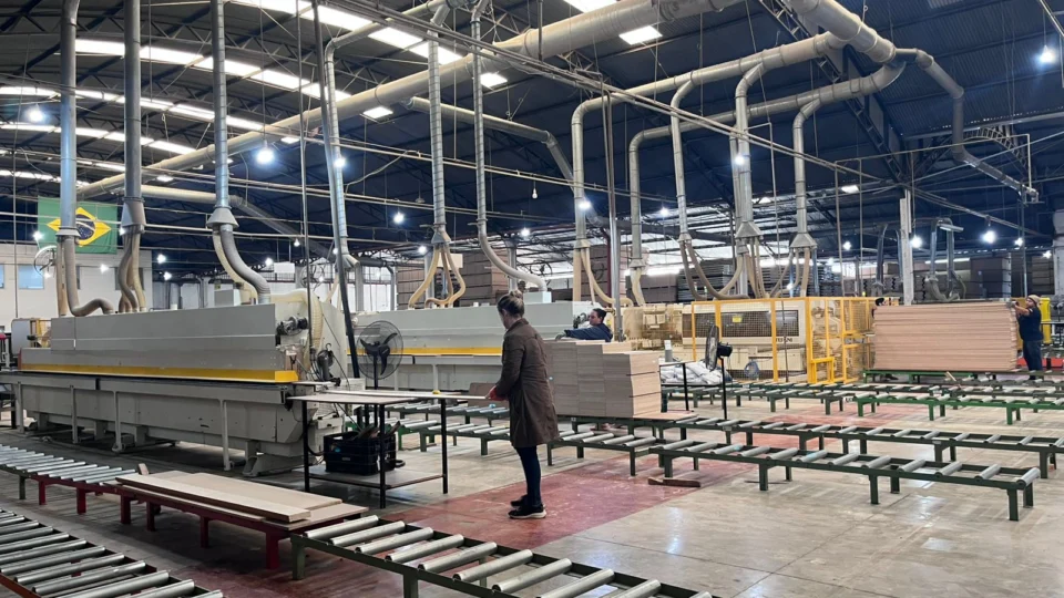 Preparação antecipada de ferramentas reduz em 41% o tempo de máquina parada e acelera a furação de peças para a montagem dos móveis.