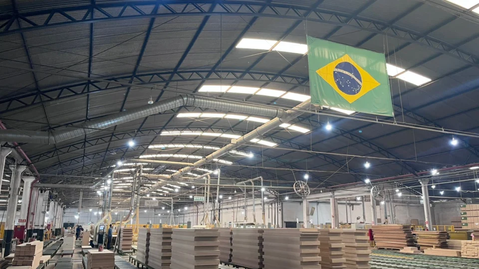 Uso de mapas ilustrativos no chão de fábrica organiza a troca de lotes e eleva a produtividade do maquinário pesado em 27%.