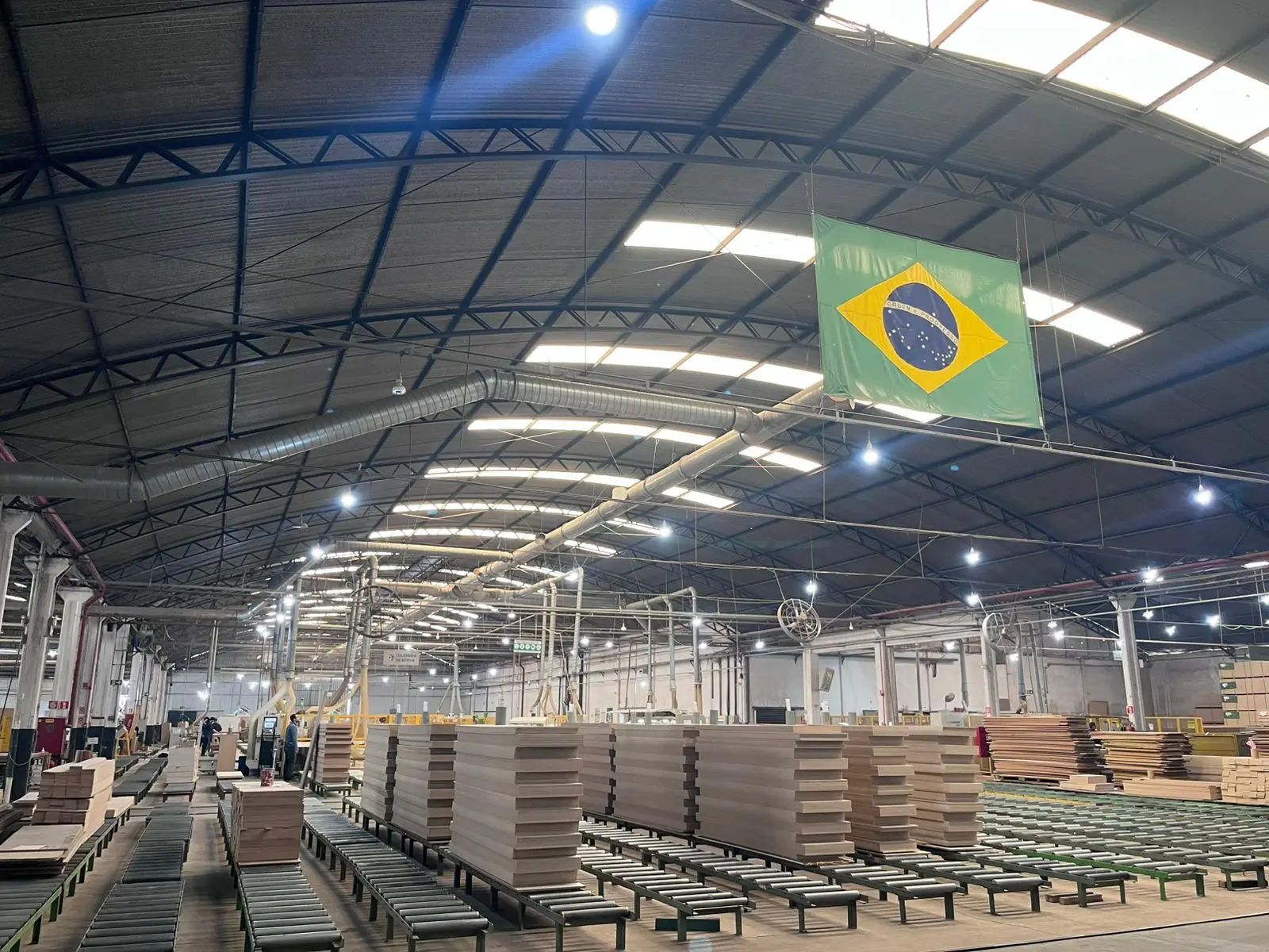 Uso de mapas ilustrativos no chão de fábrica organiza a troca de lotes e eleva a produtividade do maquinário pesado em 27%.