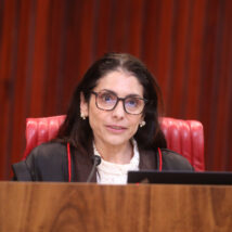 Estela Aranha deu decisões simétricas, proibindo ambos os lados de associarem opositores ao crime organizado. Imagem referente a matéria