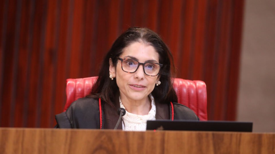 TSE manda excluir posts que associam Flávio e Lula a facções
