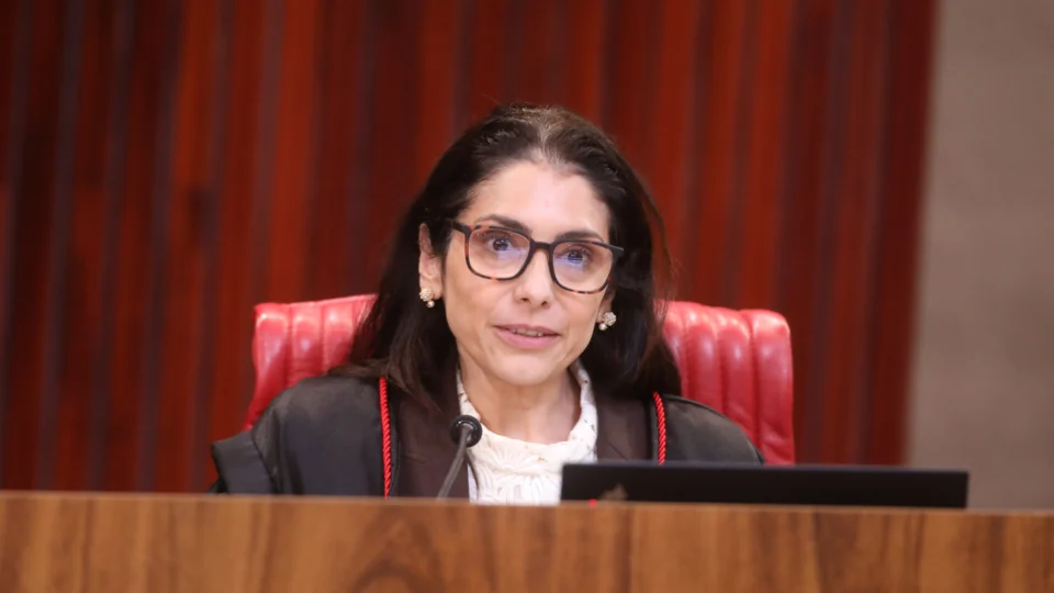 Estela Aranha deu decisões simétricas, proibindo ambos os lados de associarem opositores ao crime organizado.
