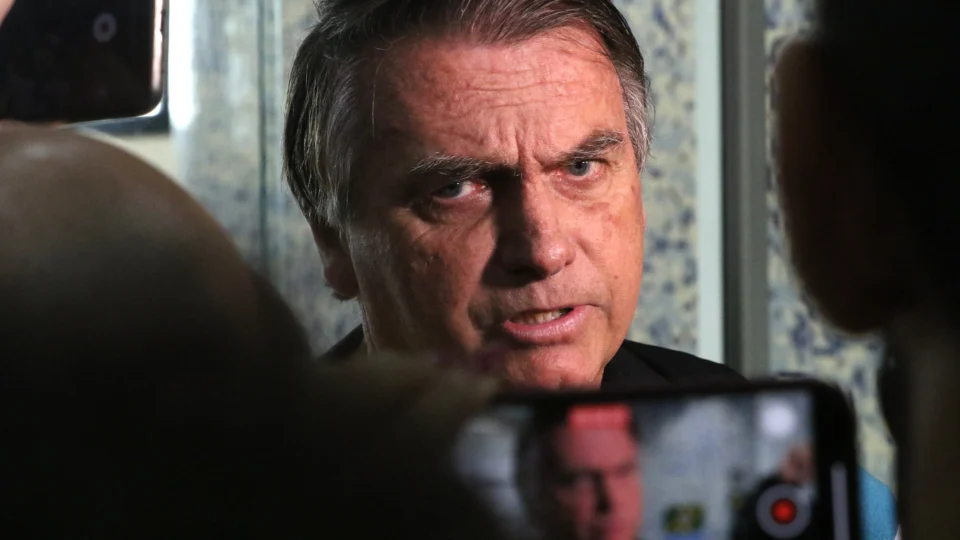 Bolsonaro depõe por 5 minutos e confirma pedido para consertar arma