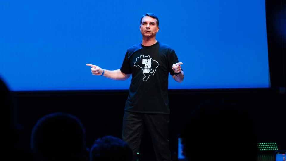 Como a defesa a posse e porte de armas deve entrar na pré-campanha de Flávio Bolsonaro