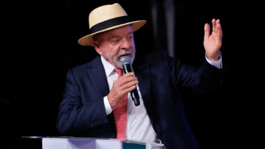 Lula fez alerta para que brasileiros não “fiquem vacilando” com celular nas ruas ao lançar o “Serasa dos celulares roubados”. Imagem referente a matéria