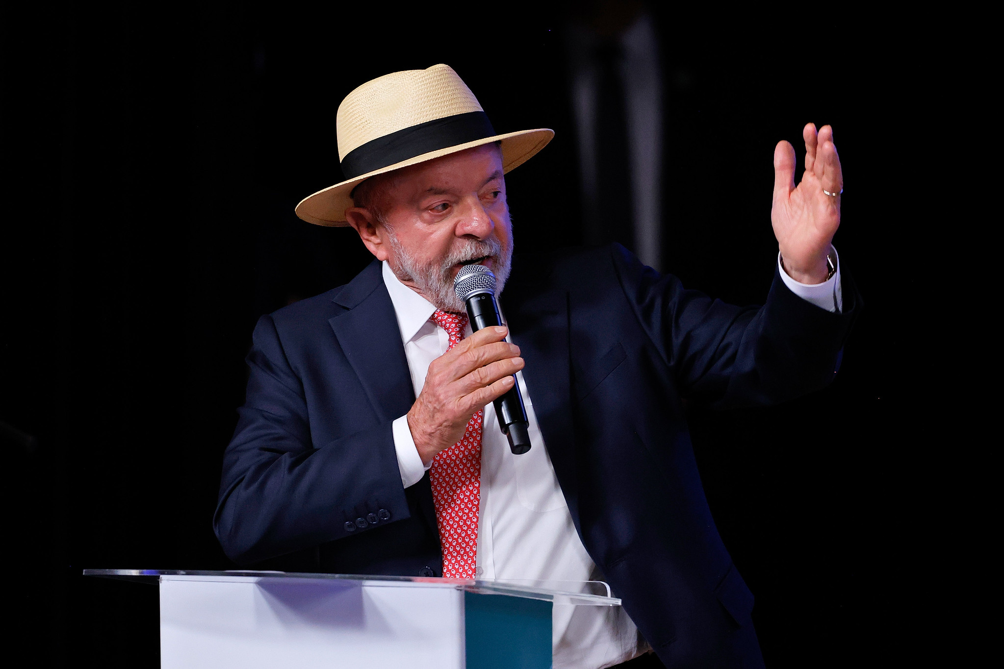 Lula fez alerta para que brasileiros não “fiquem vacilando” com celular nas ruas ao lançar o “Serasa dos celulares roubados”.