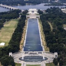 O espelho d’água do Memorial Lincoln, recém-reformado e tomado novamente por algas, em Washington, nos Estados Unidos. Imagem referente a matéria