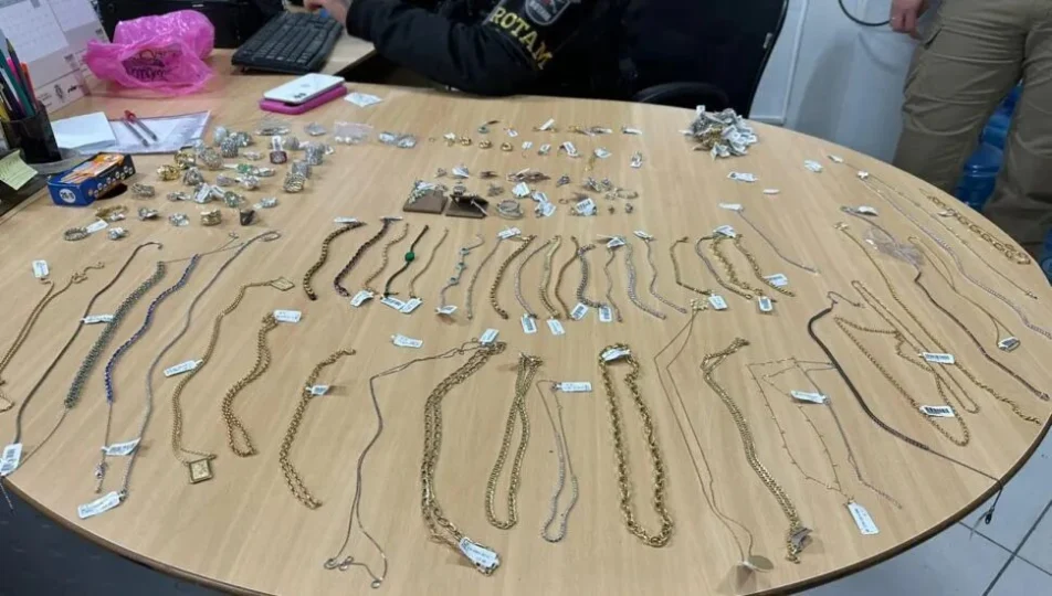 Polícia Militar recupera o restante das joias roubadas de uma joalheria no Shopping Crystal, em Curitiba.