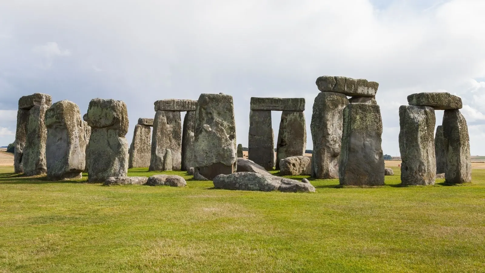 Stonehenge, localizada na Inglaterra, no condado de Wiltshire, na Planície de Salisbury.