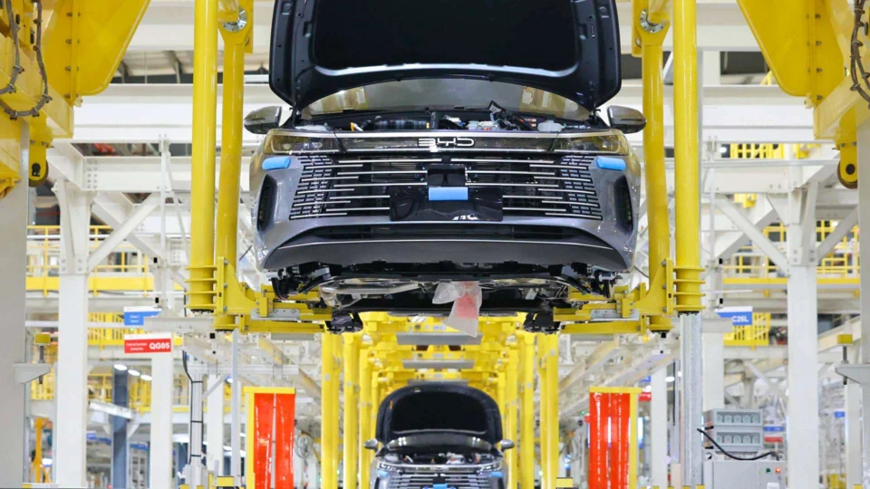 Linha de montagen da BYD em Camaçari (BA)