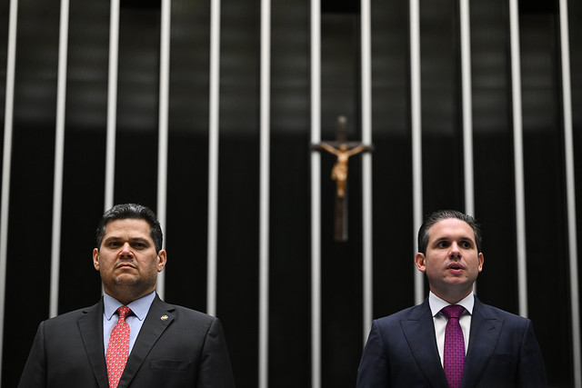 Enquanto Davi Alcolumbre adia leitura de requerimento, Motta recorre ao critério da ordem cronológica.