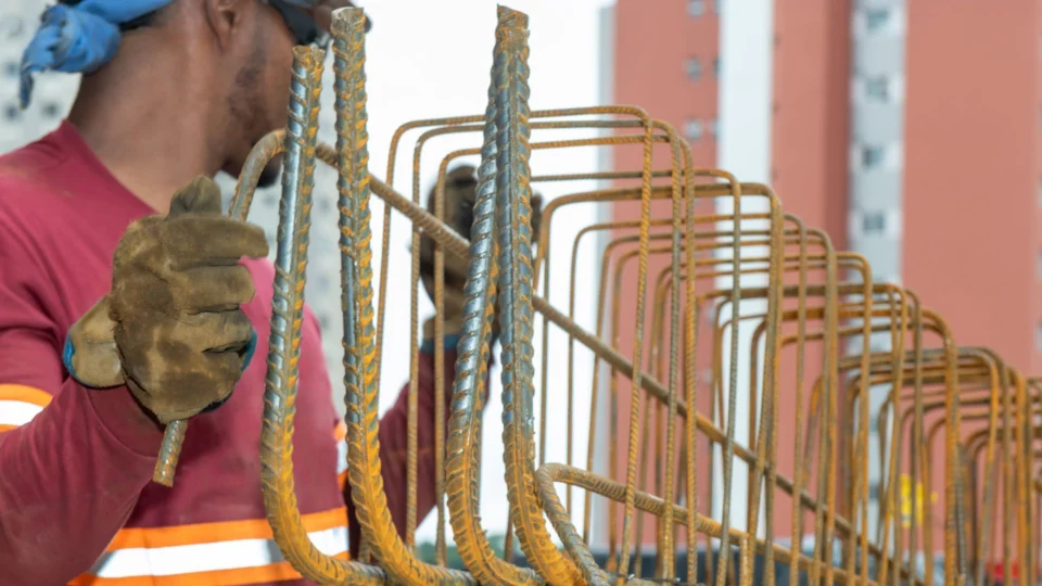 Construção civil enfrenta o desafio de equilibrar o crescimento do setor com a escassez de mão de obra qualificada e a pressão sobre os custos das obras.