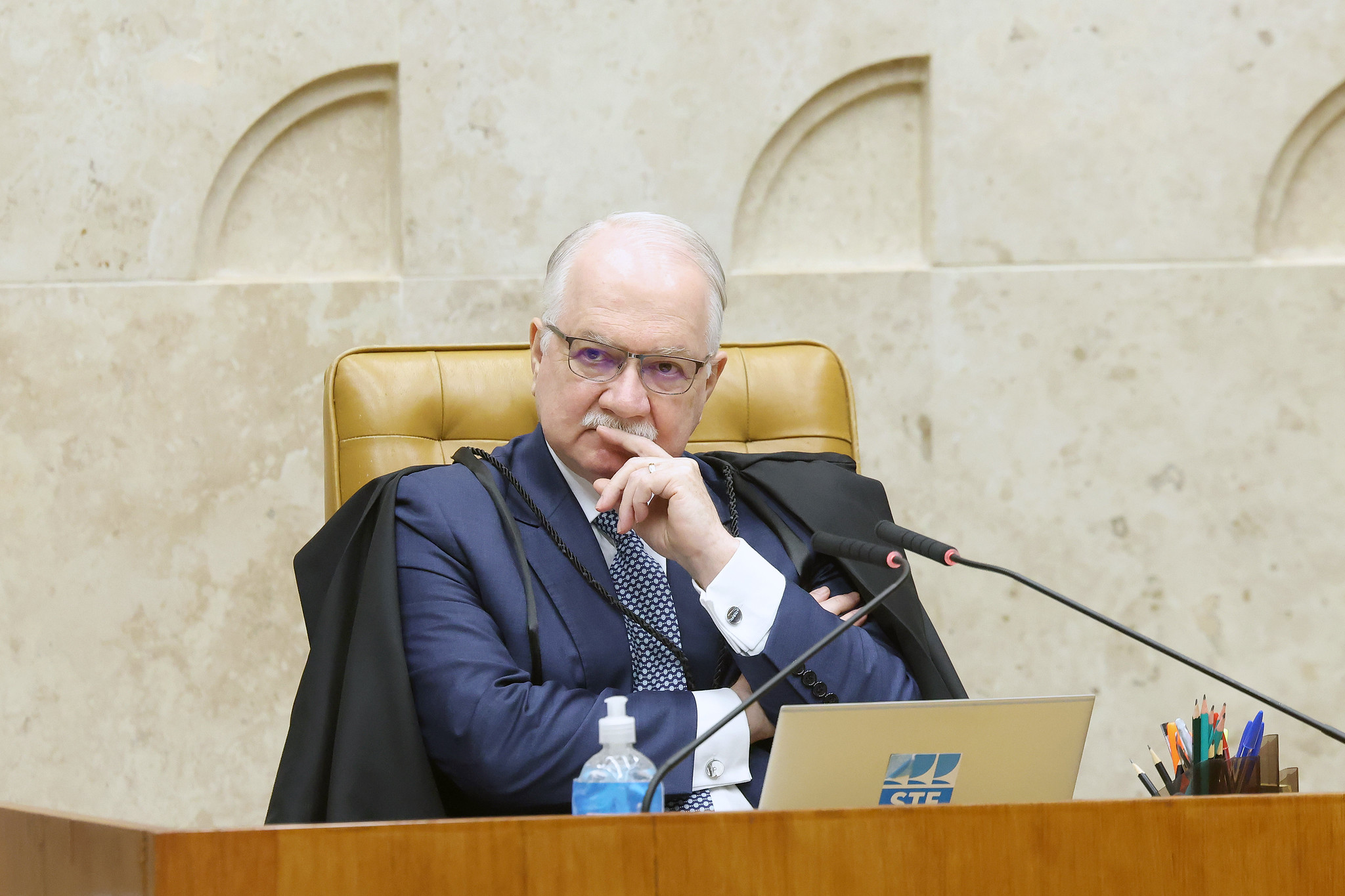 Fachin pede parecer da área técnica do STF antes de decidir se caso “Dark Horse” será relatado por Moraes, Mendonça ou outro ministro.