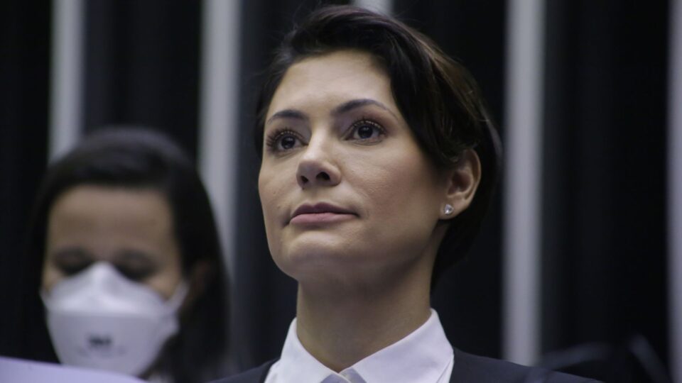 Michelle diz que foi humilhada por Flávio após divergência no PL: “Foi uma punhalada”