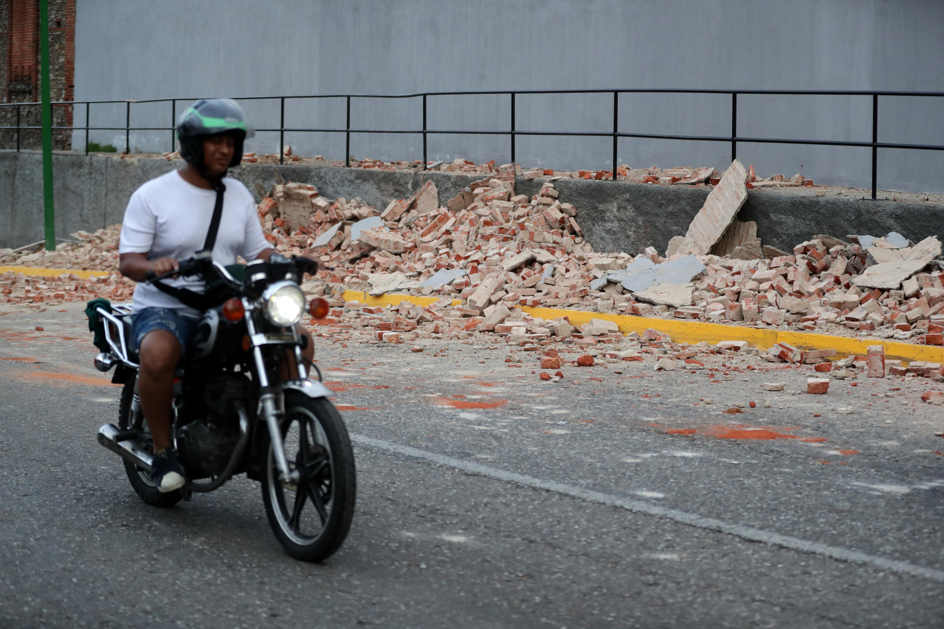 Terremoto de magnitude 7,5 atinge a Venezuela, derruba prédios e gera alerta de tsunami no Caribe