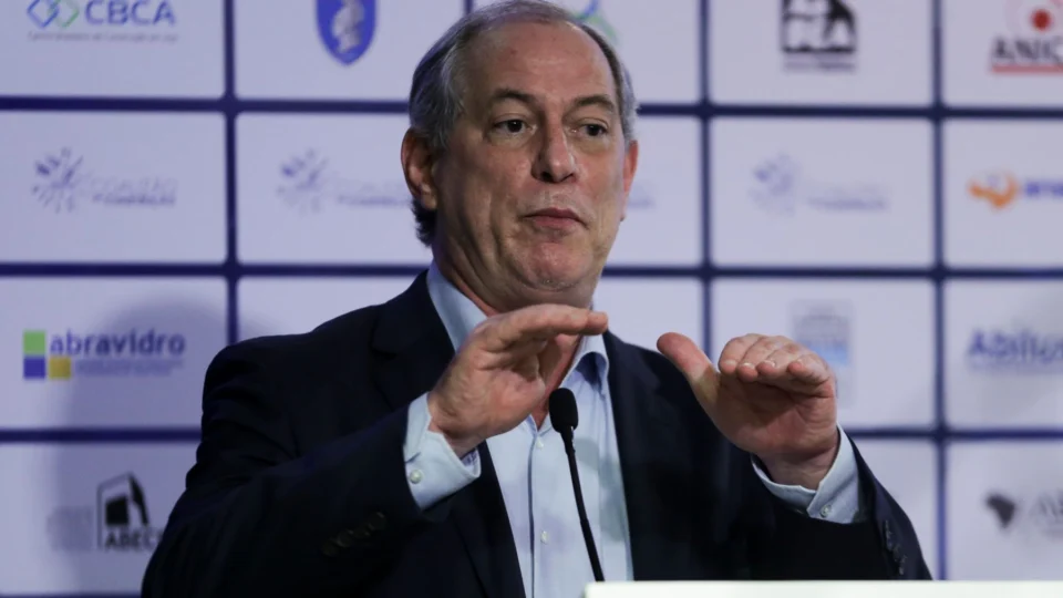 Pivô de crise entre Michelle e Flávio, Ciro equilibra aliança com PL e ataques a Bolsonaro