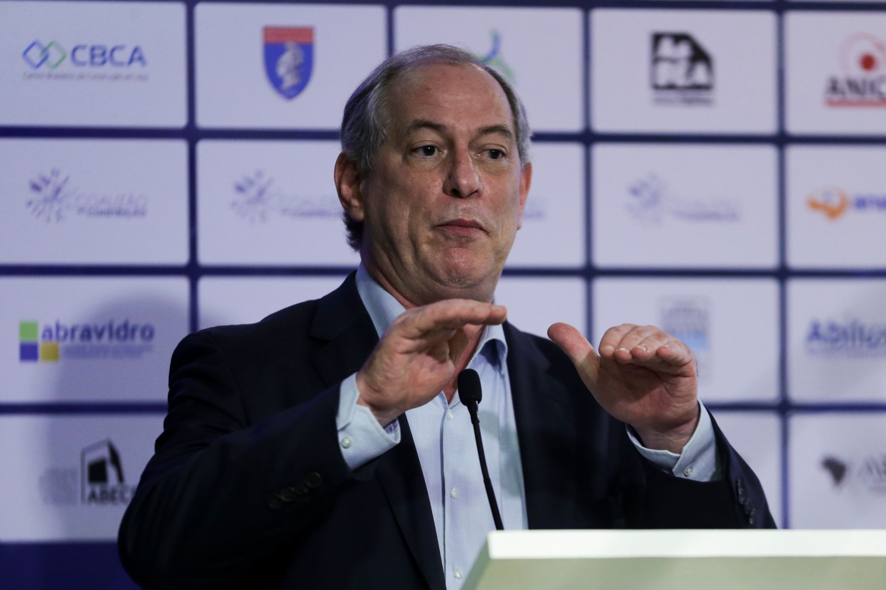 Pivô de crise entre Michelle e Flávio, Ciro equilibra aliança com PL e ataques a Bolsonaro