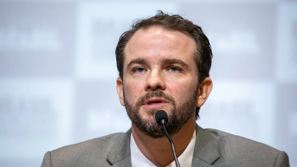 Durigan afirmou que avanço faz parte de "jogada política" para ampliar enfrentamento dos Brics ao dólar.