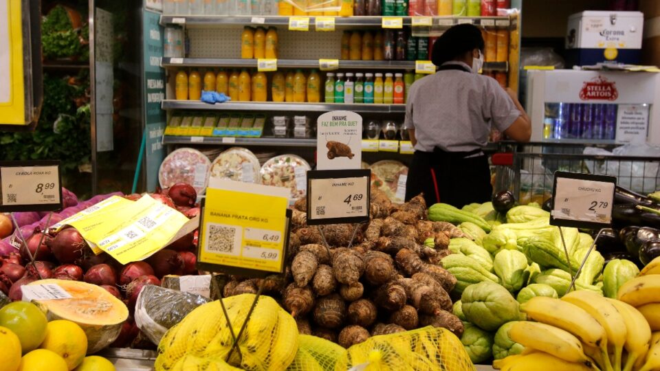 Alimentos e conta de luz voltam a pesar no bolso dos brasileiros, aponta IBGE
