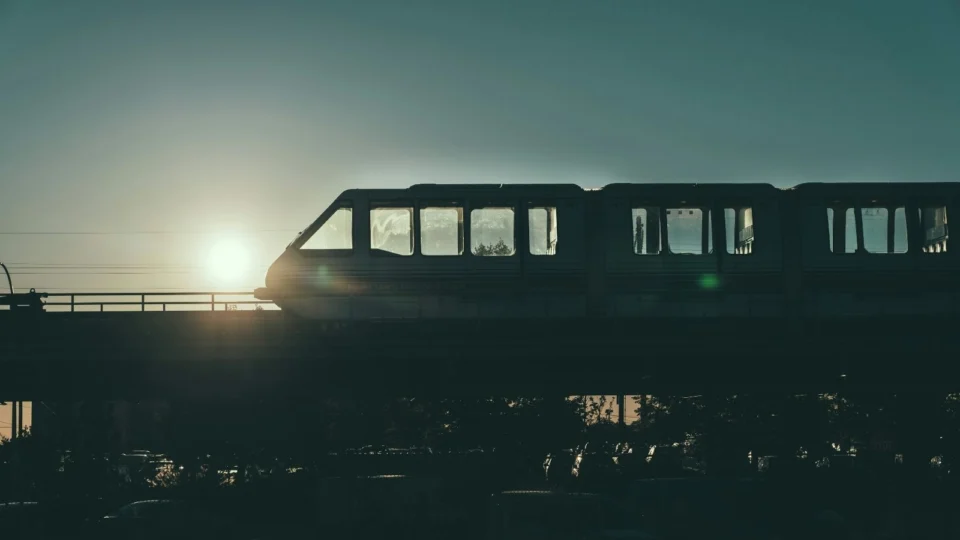 Trem passando por placas solares na Suíça.