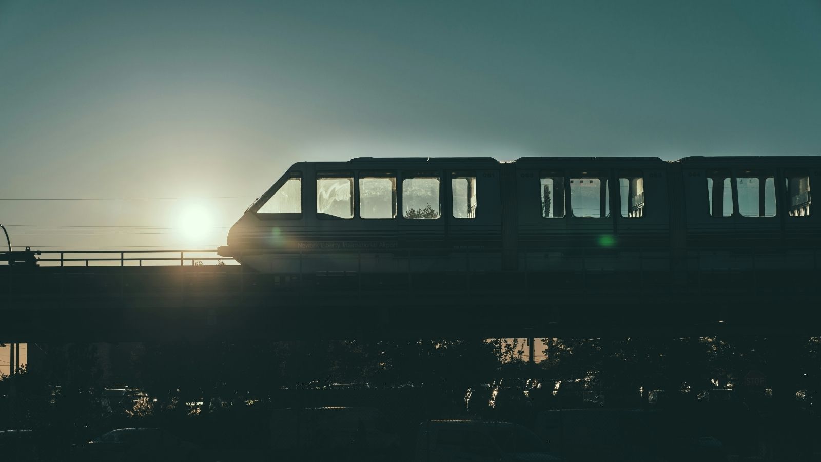 Painéis solares nos trilhos de trem: como funciona o projeto pioneiro da Suíça?
