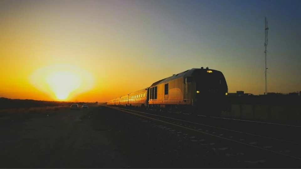 Empresa instala painéis solares nos trilhos de trem.