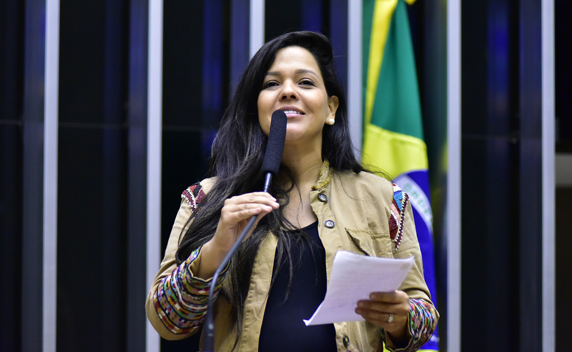 Quem é Priscila Costa, envolvida no conflito entre Flávio e Michelle Bolsonaro