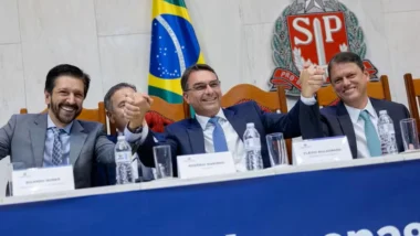 O comitê eleitoral de Flávio Bolsonaro será em São Paulo e revela o peso de Tarcísio na pré-campanha.