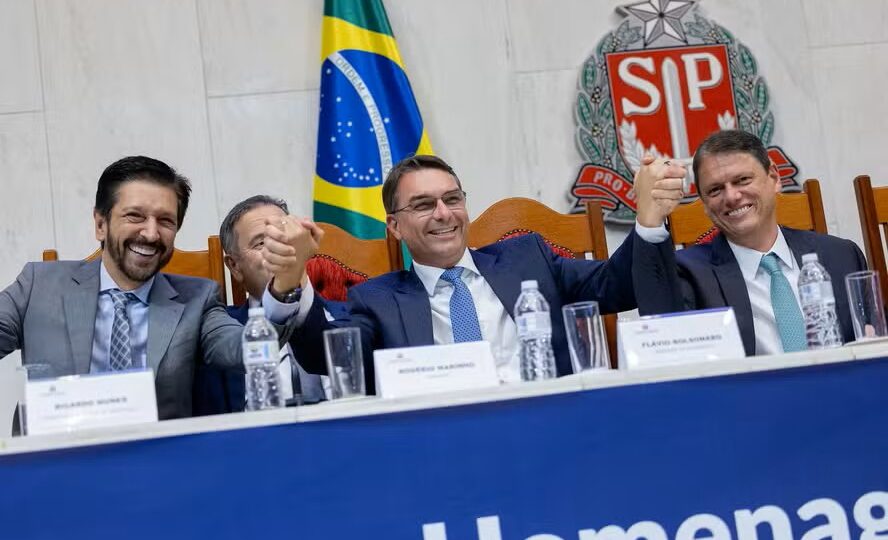 Flávio Bolsonaro escolhe São Paulo para comitê eleitoral e reforça aposta em Tarcísio